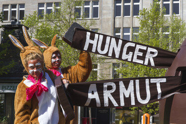 Osterhasen-Demo vor dem KaDeWe, Berlin