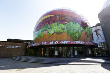 Zeiss-Großplanetarium Berlin als 30m großen Burger
