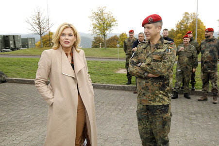 Julia Klöckner beim Besuch der Artillerieschule der Bundeswehr in Idar-Oberstein