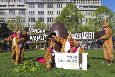 Osterhasen-Demo vor dem KaDeWe, Berlin