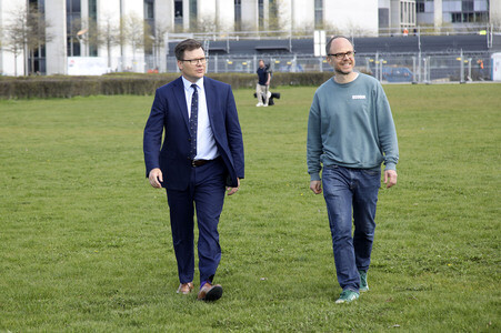 Baumpflanzaktion mit Carsten Schneider in Berlin