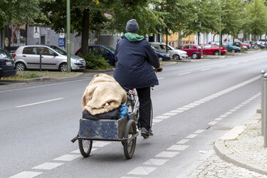 Flüchtlinge verlassen die Flüchtlingsunterkunft in der Gürtelstraße, Berlin