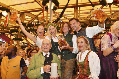 Wiesn Anstich im Schottenhamel Festzelt auf dem Oktoberfest 2025 in München