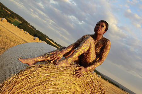 NATURE ART: Auf einem Feld in der Abendsonne / On a Field in the Evening Sun Bodypainting