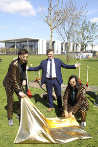 Baumpflanzaktion mit Carsten Schneider in Berlin