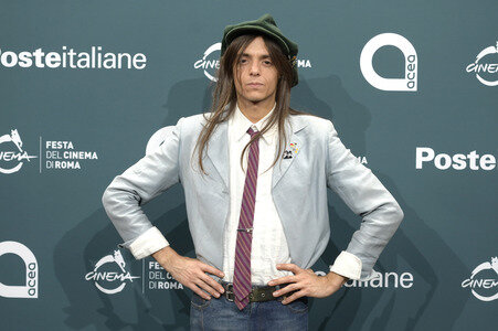 Photocall 'La Chitarra Nella Roccia - Lucio Corsi dal Vivo all'Abbazia di San Galgano', Internationales Filmfestival Rom 2025