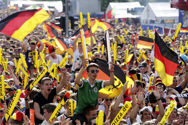 WM-Fanmeile beim Spiel Deutschland gegen Portugal, Berlin