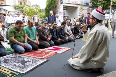 Freitagsgebet vor der abgebrannten Mevlana-Moschee, Berlin