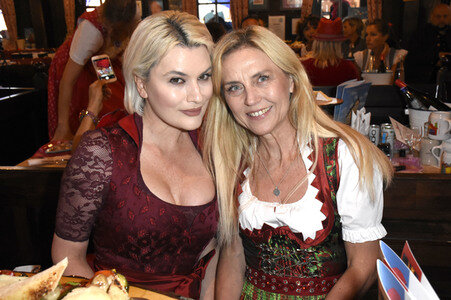Red Damen Wiesn im Festzelt Zur Bratwurst auf dem Oktoberfest 2018 in München