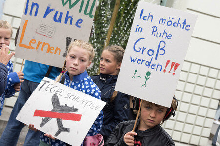 Demo für die Schließung des Flughafens Tegel in Berlin