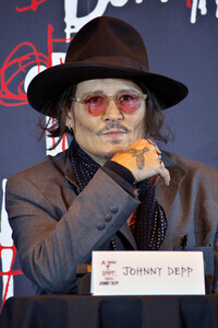 Ausstellung 'A Bunch of Stuff -Tokyo' von Johnny Depp in Tokio
