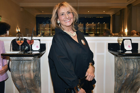 Theaterpremiere 'Wer schießt auf Frau Hummel?' in München