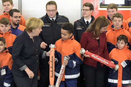 Angela Merkel besucht Jugendfeuerwehr in Berlin