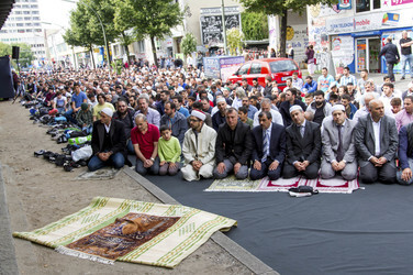 Freitagsgebet vor der abgebrannten Mevlana-Moschee, Berlin