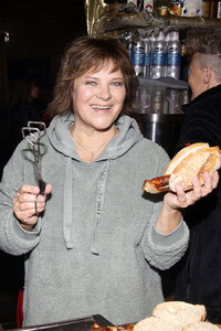 Benefizaktion mit Promi-Charity-Grillen in Berlin