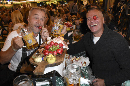 Welt der Wunder Wiesn Treff im Marstall Festzelt auf dem Oktoberfest 2018 in München