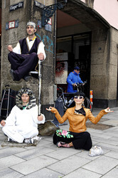 Bai Ling mit Entourage in Düsseldorf