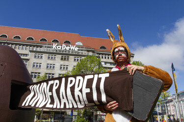 Osterhasen-Demo vor dem KaDeWe, Berlin