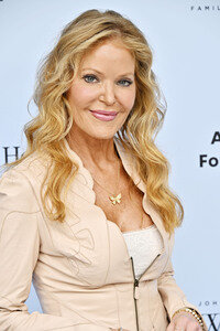 Rape Treatment Center and Stuart House Brunch mit dem Cast von 'The Pitt' in Los Angeles