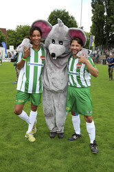 Charity-Fußballspiel 'Kicken mit Herz' in Hamburg