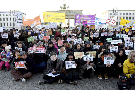 Demonstration gegen Park Geun-hye in Berlin
