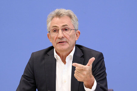 Bundespressekonferenz 'Sondervermögen für Infrastruktur - Mit Geld alleine kann man nicht bauen!' in Berlin