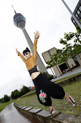 Bai Ling mit Entourage in Düsseldorf