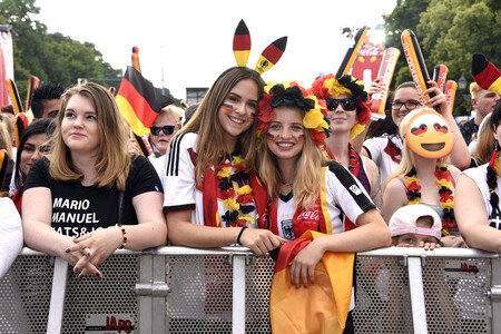 Fanmeile beim UEFA-Fußball-Europameisterschaft 2016 Spiel Deutschland gegen Nordirland in Berlin