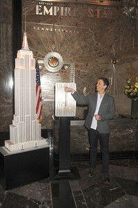 Seth Meyers schaltet das Licht am Empire State Building ein in New York