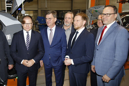 Carsten Schneider beim Besuch des VW-Werks in Zwickau