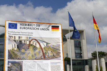 Info-Tafel über den Bau eines Friedhofs für unbekannte Einwanderer in Berlin