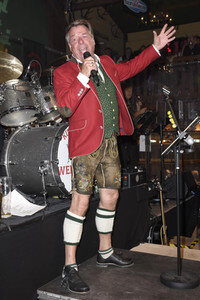 In Kufflers Weinzelt auf dem Oktoberfest 2018 in München