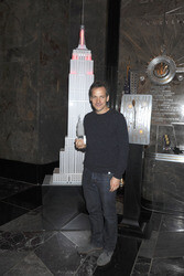Peter Sarsgaard beleuchtet Empire State Building rot, New York