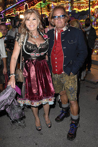 Almauftrieb in Käfers Wiesn-Schänke auf dem Oktoberfest 2018 in München