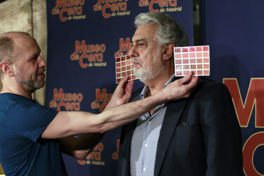 Maßnehmen von Placido Domingo im Wachsmuseum von Madrid