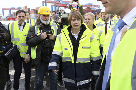 Frank-Walter Steinmeier besichtigt den HHLA Container Terminal Altenwerder in Hamburg