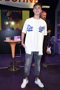 Autogrammstunde mit Mike Singer in München