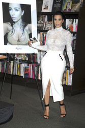 Kim Kardashian signiert ihr Buch 'Selfish' in New York