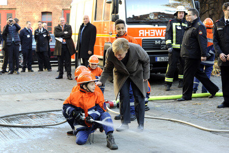 Angela Merkel besucht Jugendfeuerwehr in Berlin