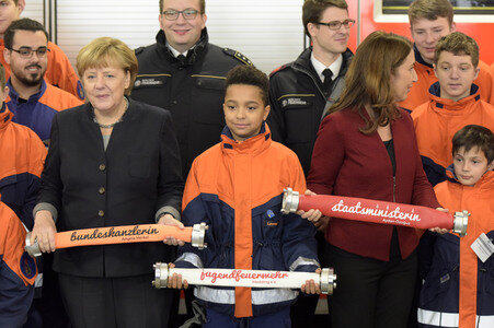 Angela Merkel besucht Jugendfeuerwehr in Berlin
