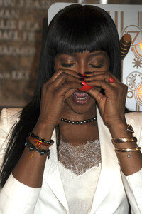Naomi Campbell schaltet das rote Licht des Empire State Buildings an in New York