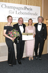 Verleihung vom Champagne Preis für Lebensfreude in Hamburg