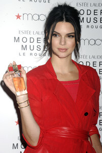 Kendall Jenner präsentiert das Parfum Modern Muse Le Rouge in New York