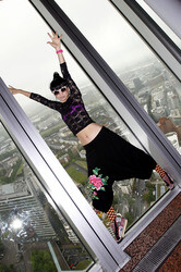 Bai Ling mit Entourage in Düsseldorf