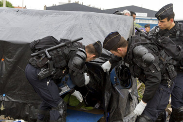 Französische Polizei räumt Flüchtlingslager bei Calais