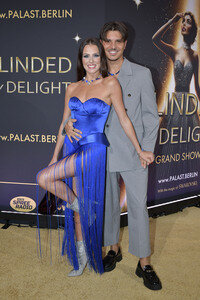 Weltpremiere der 'Blinded by Delight' Grand Show 2025 in Berlin