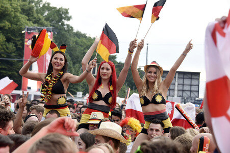 Fans beim UEFA-Fußball-Europameisterschaft 2016 Spiel Deutschland gegen Polen in Berlin