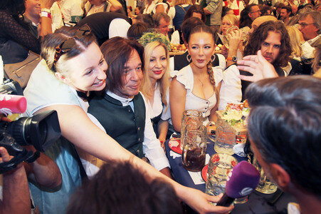 Wiesn Anstich im Schottenhamel Festzelt auf dem Oktoberfest 2025 in München