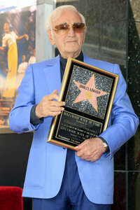 Charles Aznavour erhält einen Stern auf dem Hollywood Walk of Fame in Los Angeles