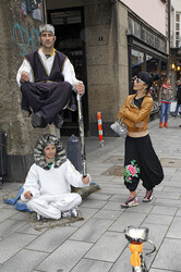 Bai Ling mit Entourage in Düsseldorf